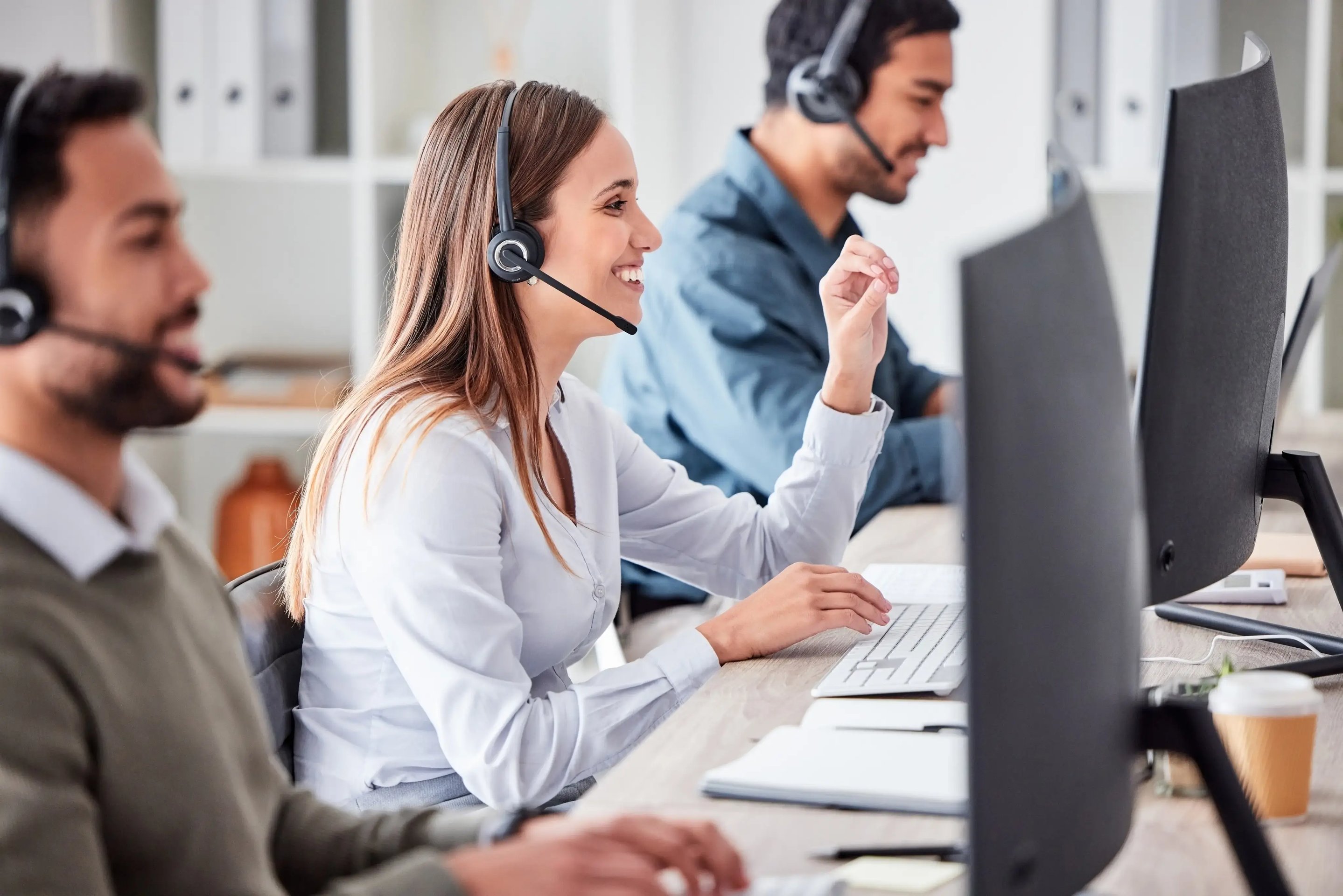 smiling-woman-in-call-center